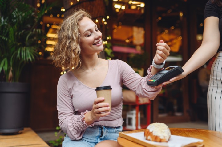 Young,Woman,In,Casual,Clothes,At,Cafe,Buy,Breakfast,Sit
